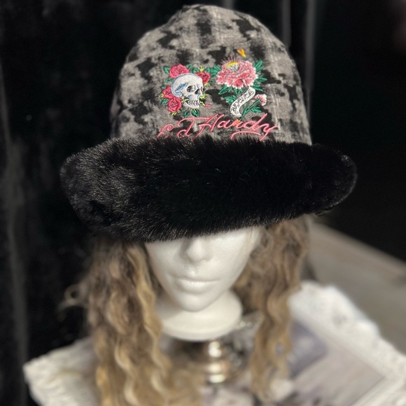 ☠️? Ed Hardy Faux Fur Winter Bucket Hat with a faux-fur brim.☠️?NWT main image 9
